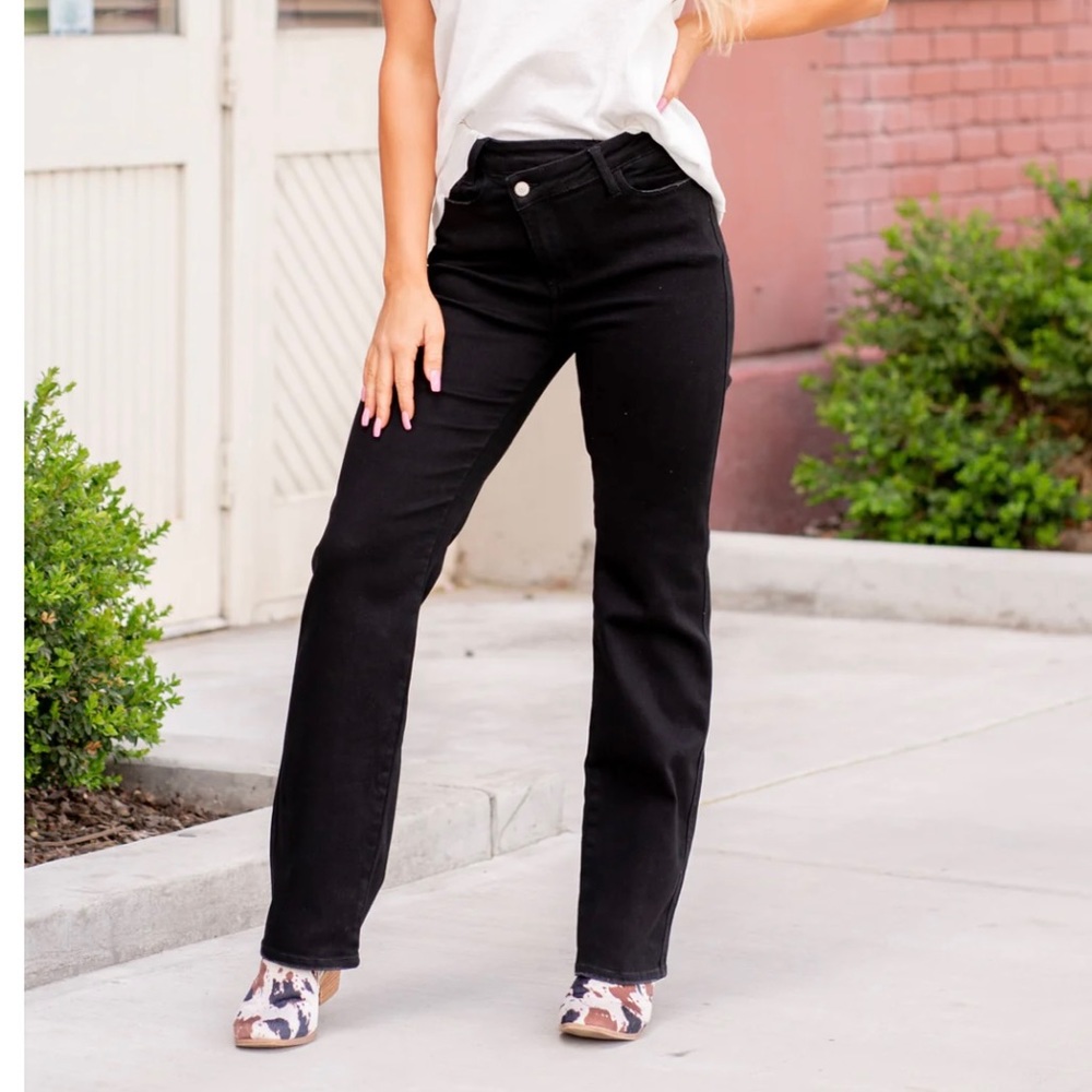 Judy Blue NWT cross over Dad jeans-black non distressed